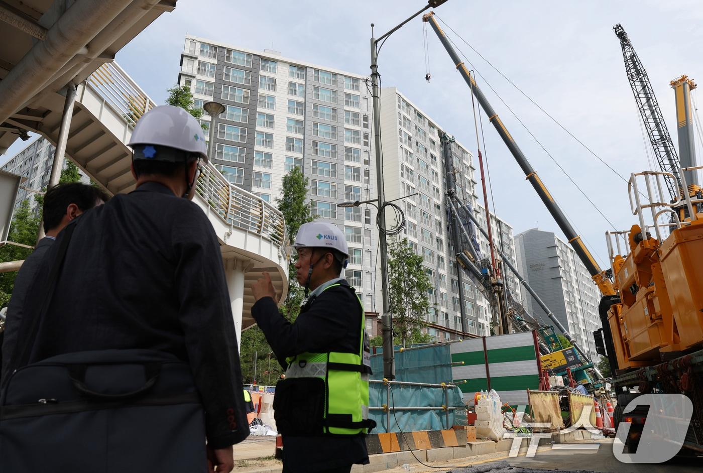 6일 오전 경기 용인시 기흥구 서천동 인덕원~동탄 복선전철 제10공구 노반신설 기타공사 현장에 '천공기'(지반을 뚫는 건설기계)가 넘어져 있다.  2025.6.6/뉴스1 ⓒ News1 김영운 기자
