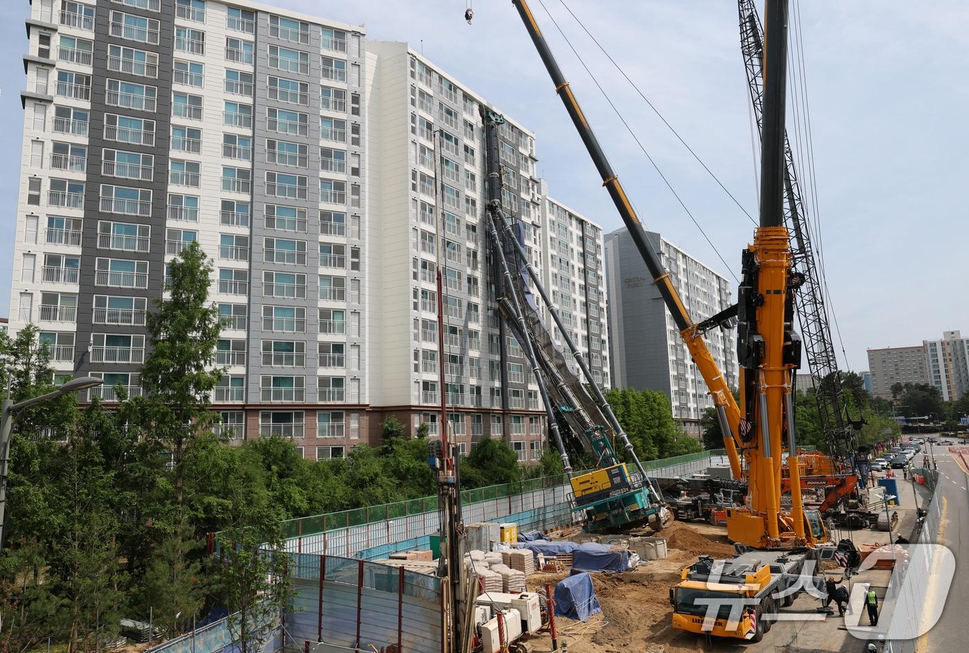 아파트를 덮친 항타기 ⓒ News1 김영운 기자