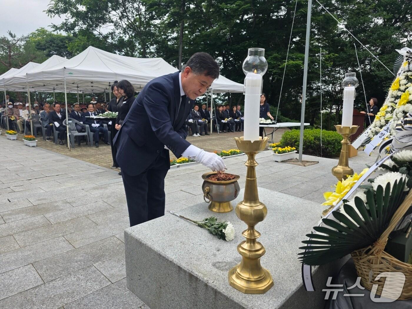 본문 이미지 - 정성주 김제시장이 6일 오전 성산공원 내 충혼탑 광장에서 진행된 제70회 현충일 추념식에서 헌화하고 있다.(김제시 제공. 재판매 및 DB 금지)