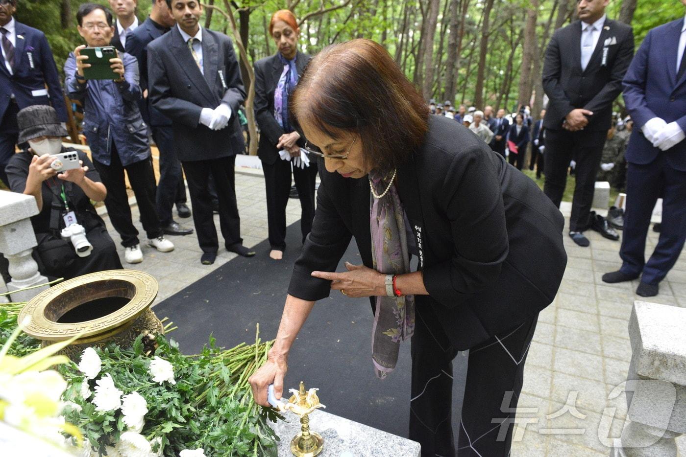 6일 오전 대구 수성구 범어동 나야 대령 기념비에 열린 참배 행사에 참석한 고(故) 우니 나야 대령의 딸인 파바시 모한 박사(77)가 아버지를 기리고 있다. 나야 대령은 6·25전쟁 당시 유엔(UN) 한국위원단 인도 대표로 파견돼 활동하던 중 경북 칠곡군 낙동강전투에서 지뢰 폭발로 순직했다. 2025.6.6/뉴스1 ⓒ News1 이성덕 기자