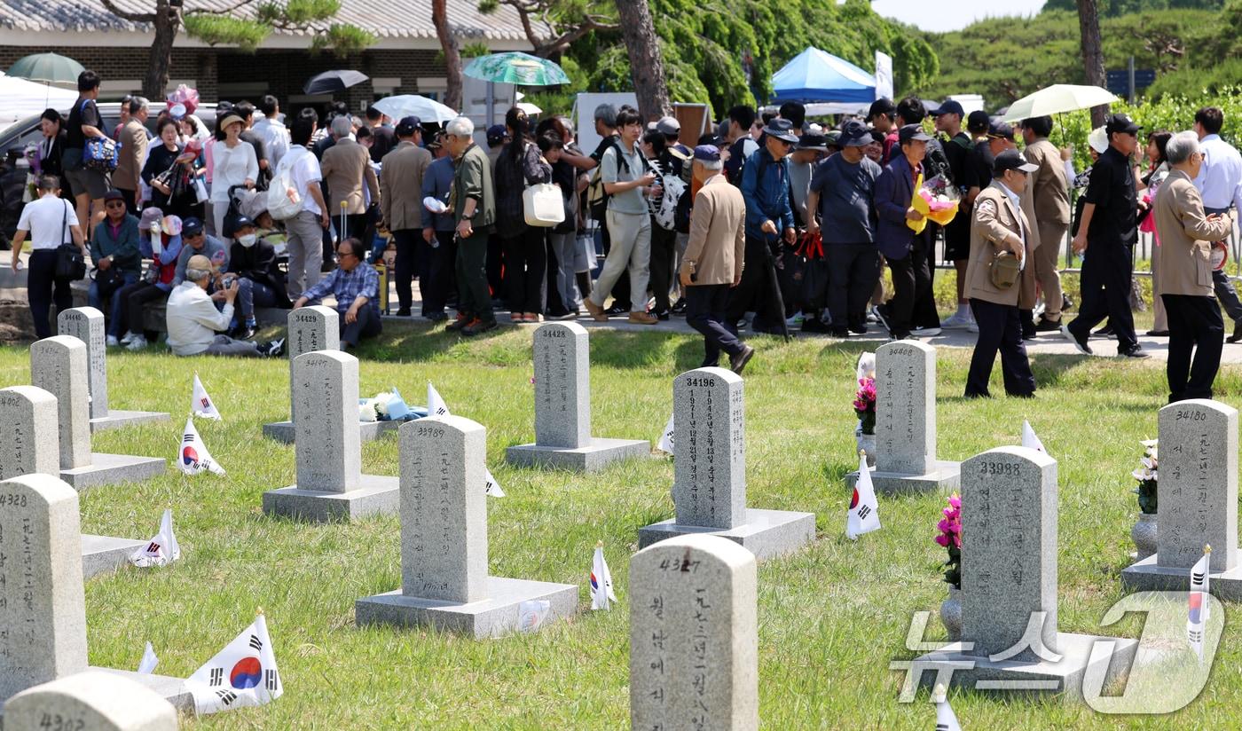 제70회 현충일인 6일 서울 동작구 국립서울현충원에서 유가족 등 참배객들이 호국영령에 대한 추모를 하기위해 이동하고 있다. 2025.6.6/뉴스1 ⓒ News1 김명섭 기자