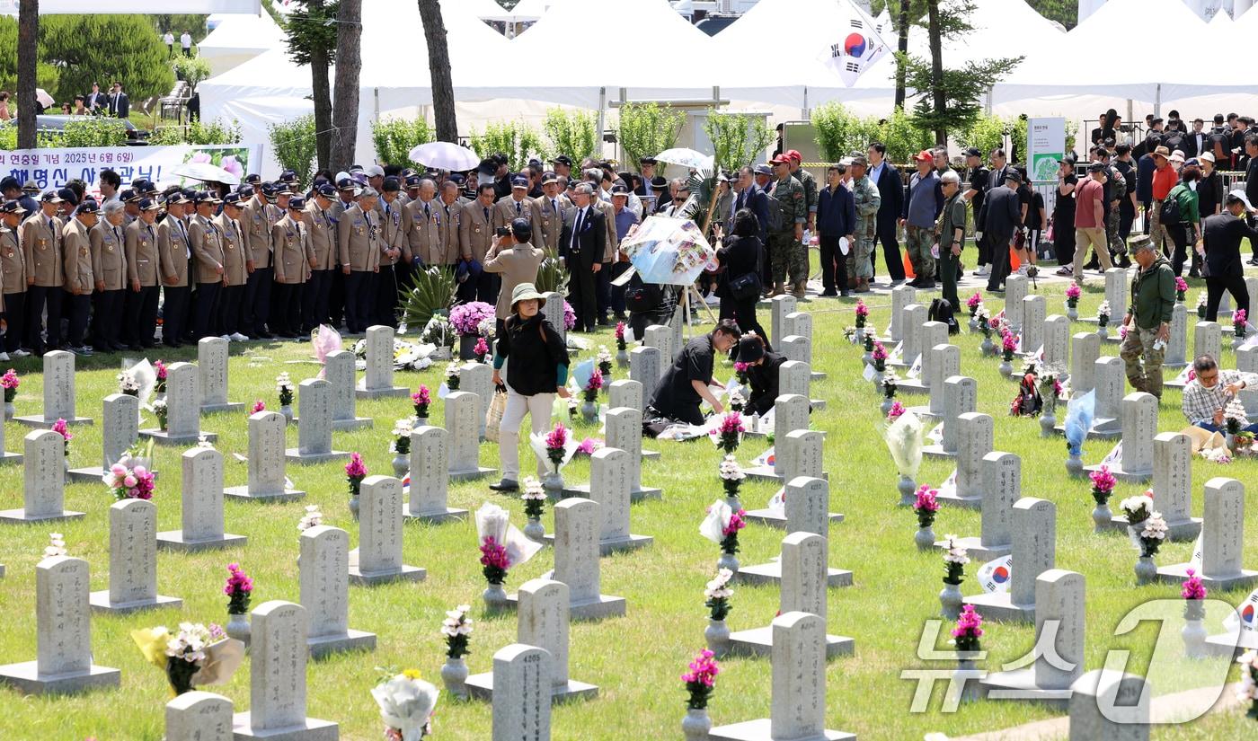 제70회 현충일인 지난 6월 6일 서울 동작구 국립서울현충원에서 유가족 등 참배객들이 호국영령에 대한 추모를 하고 있다. 2025.6.6/뉴스1 ⓒ News1 김명섭 기자