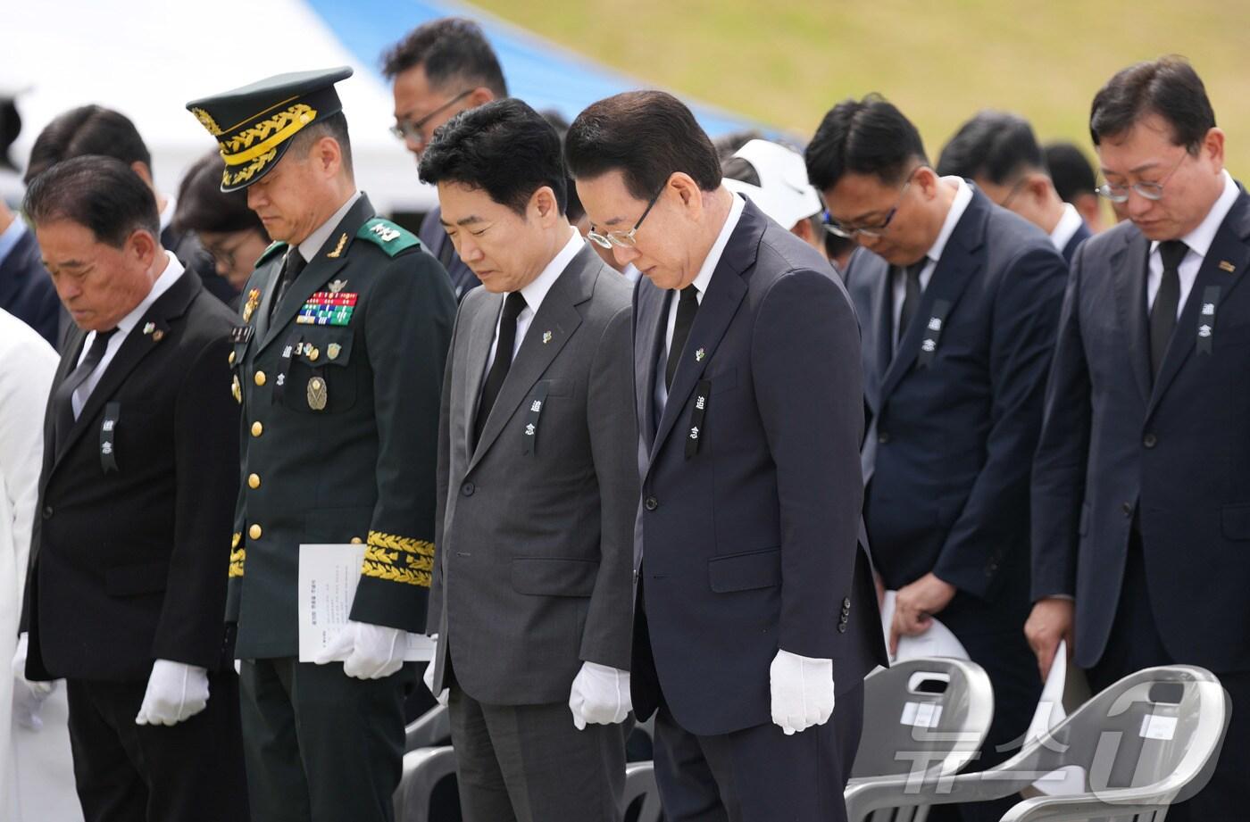 김영록 전라남도지사가 6일 담양군 평화예술광장에서 열린 ‘제70회 현충일 추념식’에 참석, 사이렌 취명에 맞춰 묵념을 하고 있다.(전남도 제공. 재판매 및 DB금지) 2025.6.6/뉴스1 