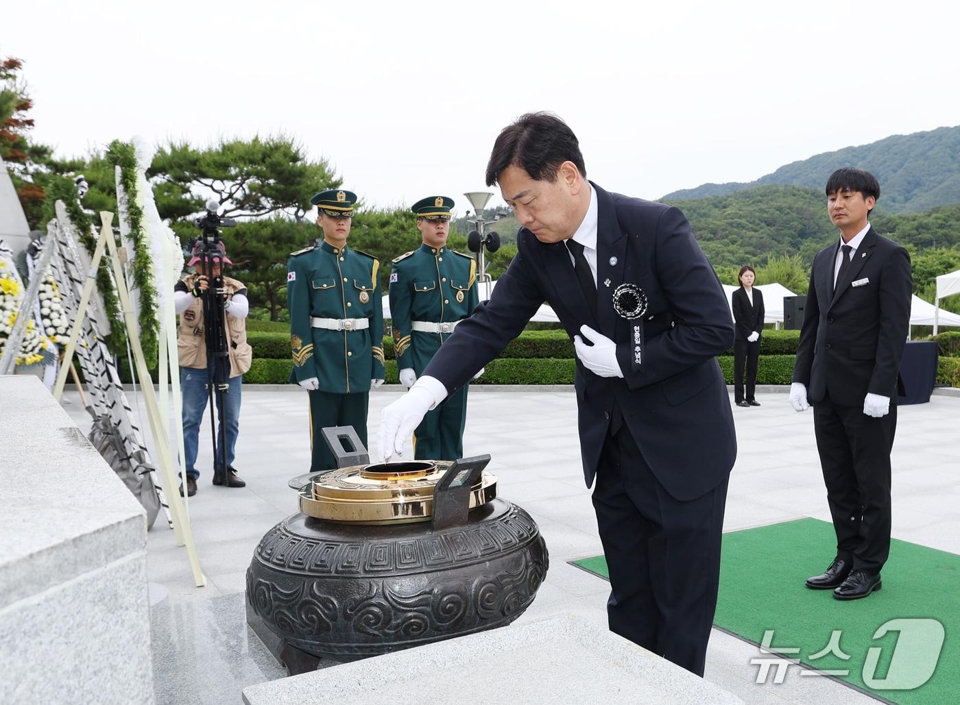 본문 이미지 - 6일 국립 임실호국원에서 '제70회 현충일 추념식'이 개최된 가운데 김관영 전북도지사가 순국선열과 호국영령의 숭고한 정신을 추모하고 있다. (전북도 제공. 재판매 및 DB금지)/뉴스1