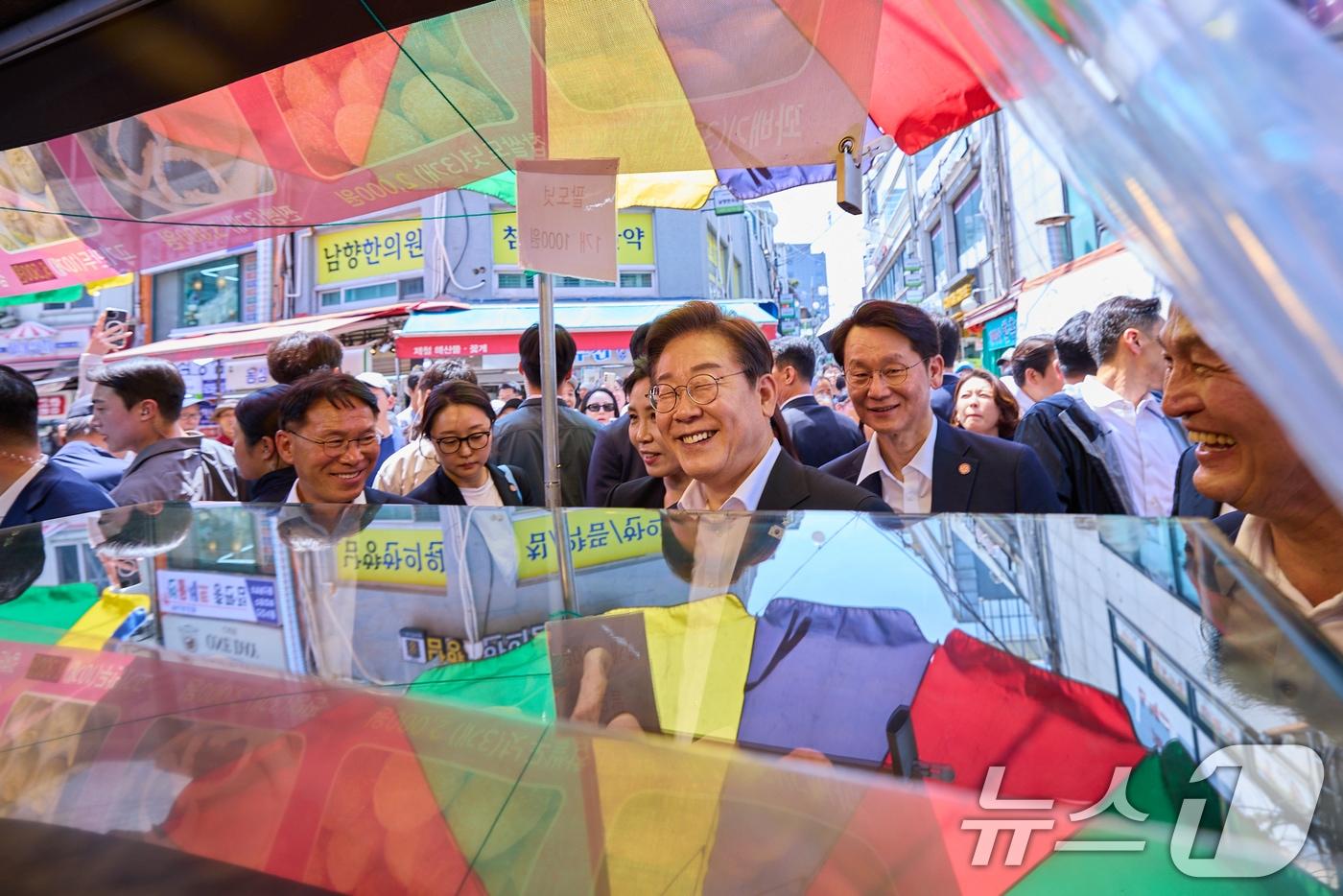 이재명 대통령과 김혜경 여사가 6일 서울 사당동 남성시장을 방문해 상인과 대화하고 있다. &#40;대통령실 제공. 재판매 및 DB 금지&#41; 2025.6.6/뉴스1