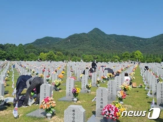 본문 이미지 -  제70주년 현충일을 맞은 6일 국립대전현충원 장병묘역에 유족과 추모객들이 참배하고 있다. ⓒ 뉴스1 
