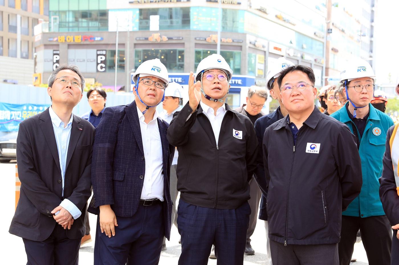 박상우 국토부 장관이 6일 인덕원~동탄 복선전철 제10공구 항타기 전도사고 현장&#40;경기 용인시 기흥구 서천동 인근&#41;을 찾아 사고 수습상황을 점검하고 있다./국토부 제공