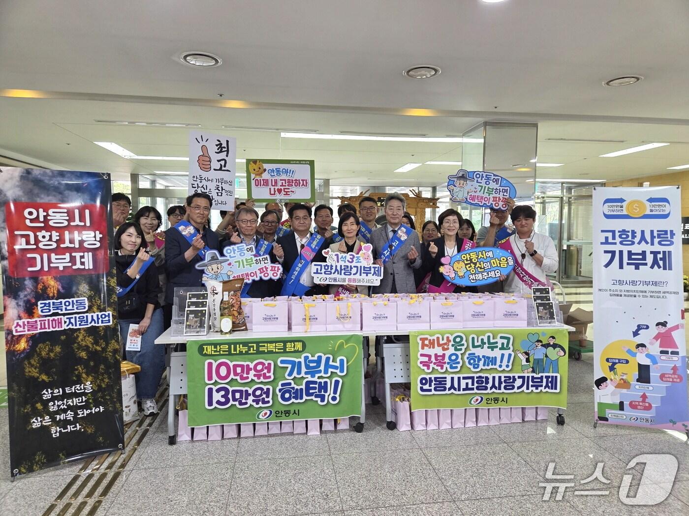 본문 이미지 - 경북 안동시 직원들이 대구 달성군청을 찾아 고향사랑기부제 홍보를 하고 있다.&#40;대구 달성군 제공.재판매 및 DB 금지&#41;