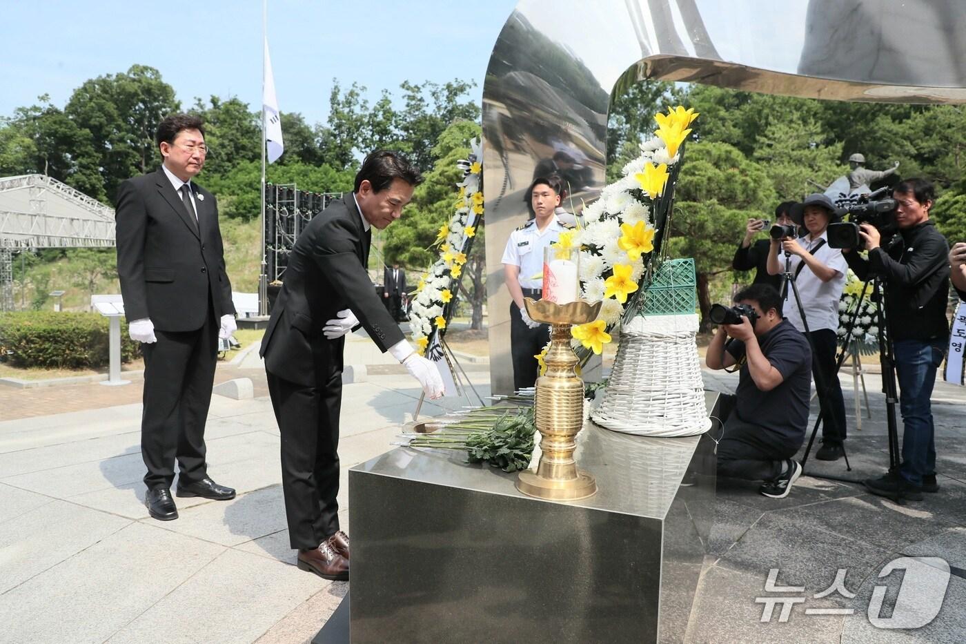 김진태 강원도지사가6일 원주 현충탑에서 열린 제70회 현충일 추념식에 참석해 분향하고 있다.&#40;강원도 제공, 재판매 및 DB금지&#41;
