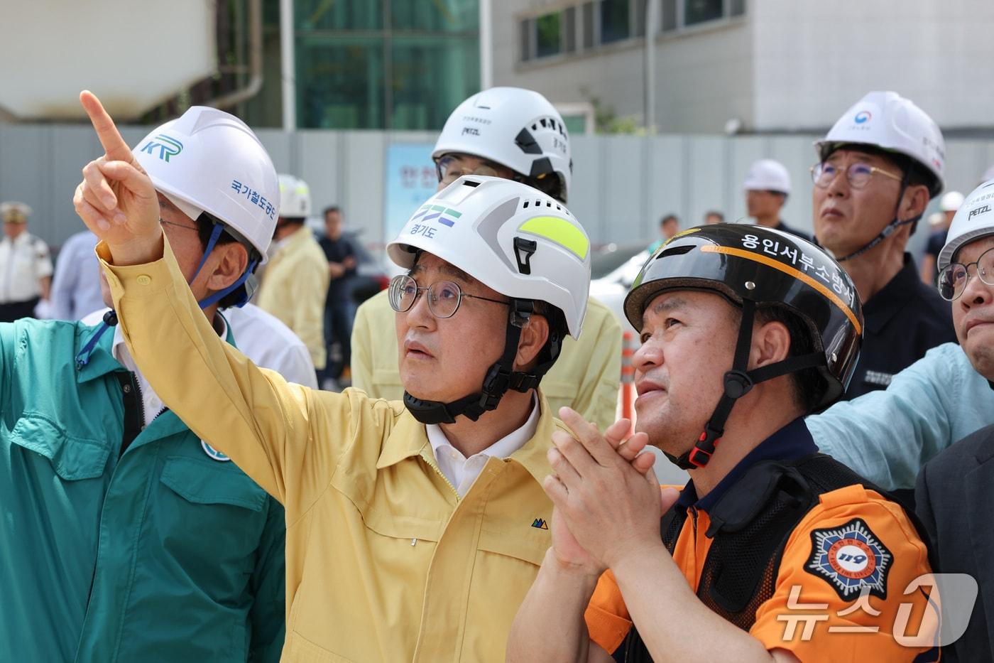 6일 오전 김동연 경기도지사가 용인 전철 공사현장 천공기 전도사고 현장 점검을 하고 있다. (경기도 제공. 재판매 및 DB금지) /뉴스1