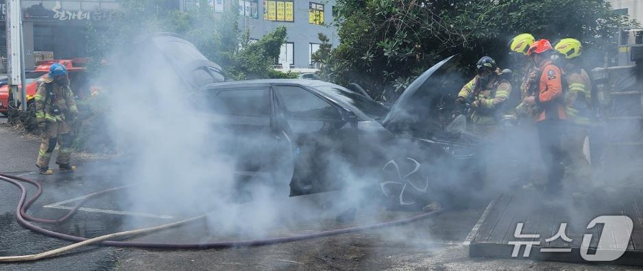 본문 이미지 - 6일 오후 제주 서귀포시 남원읍에 주차된 전기차 EV6에서 연기가 피어오르고 있다.(제주소방안전본부 제공. 재판매 및 DB 금지)