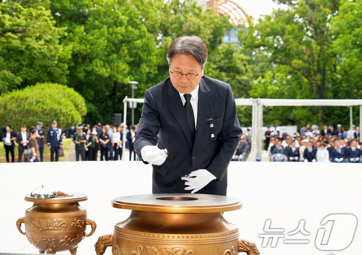 강기정 광주시장이 6일 오전 광주공원 현충탑에서 열린 '제70회 현충일 추념식'에 참석해 헌화 분향하고 있다.(광주시 제공. 재판매 및 DB 금지) ⓒ News1 박준배 기자