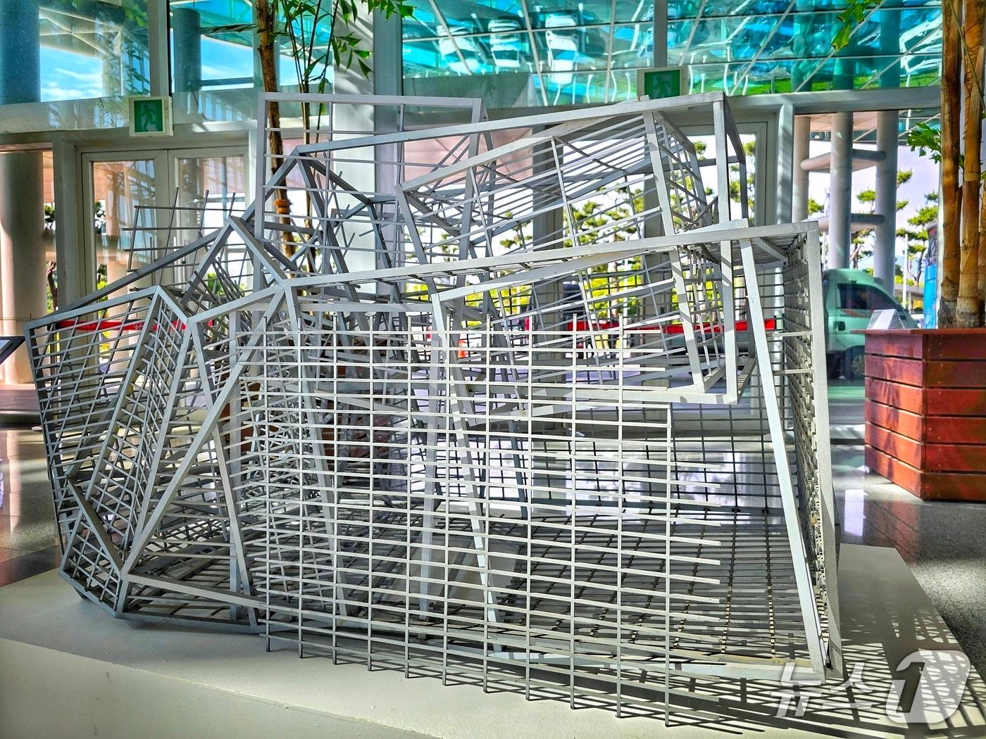 본문 이미지 - 피터 아이젠만 작가의 '인공과 자연의 경계를 없애버린 버드하우스' 작품이 제주 서귀포 제주국제컨벤션3층에 전시돼 있다. ⓒ 뉴스1