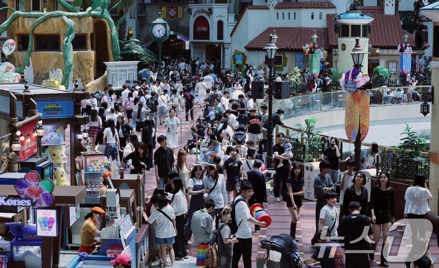 현충일 연휴가 시작된 6일 오후 서울 송파구 롯데월드 어드벤처가 나들이객들로 붐비고 있다. 2025.6.6/뉴스1 ⓒ News1 박세연 기자