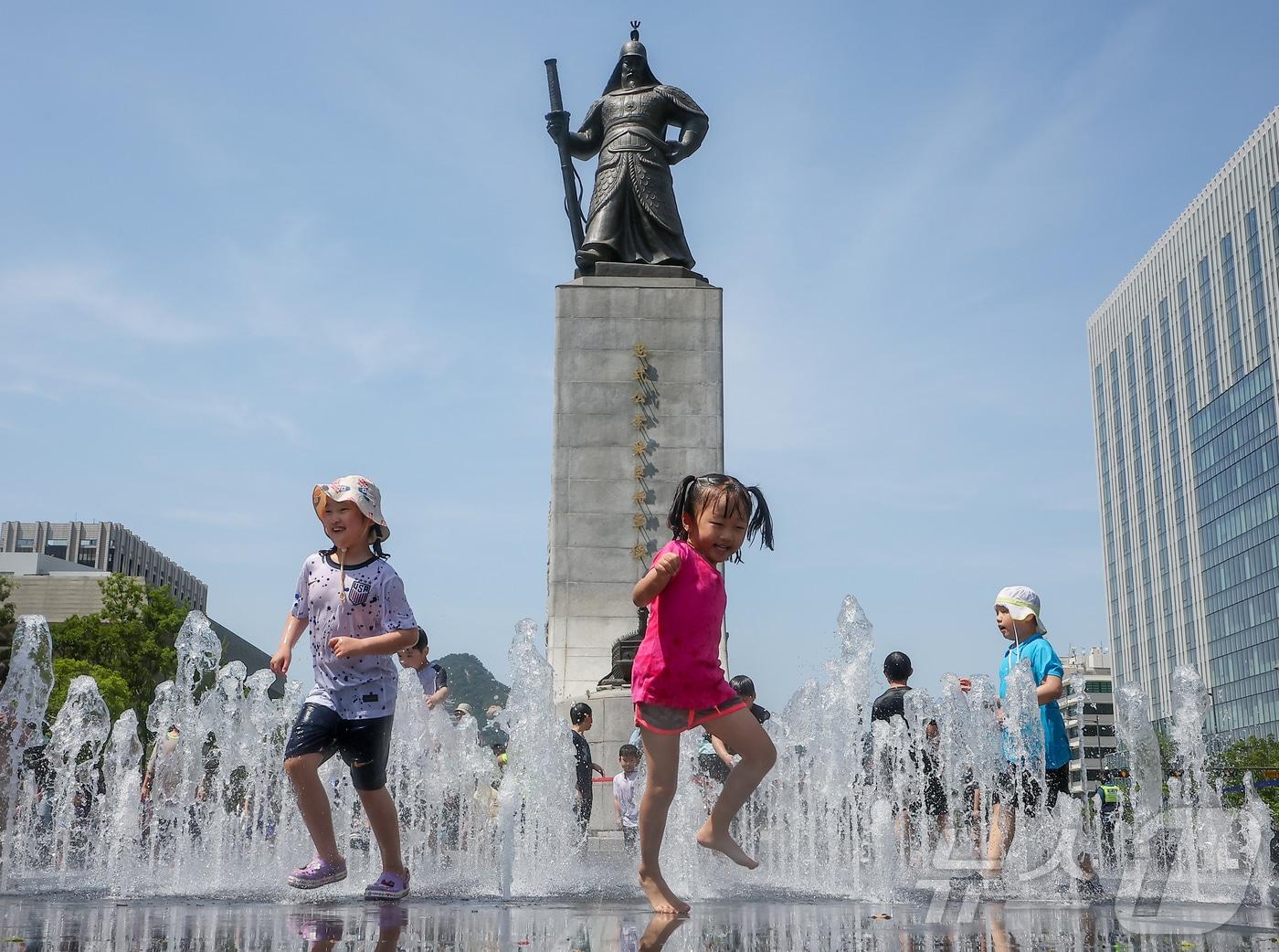 본문 이미지 - 서울의 낮 최고기온이 28도를 기록하는 등 초여름 날씨를 보인 6일 오후 서울 종로구 광화문광장 분수대를 찾은 어린이들이 더위를 식히고 있다. 2025.6.6/뉴스1 ⓒ News1 김진환 기자