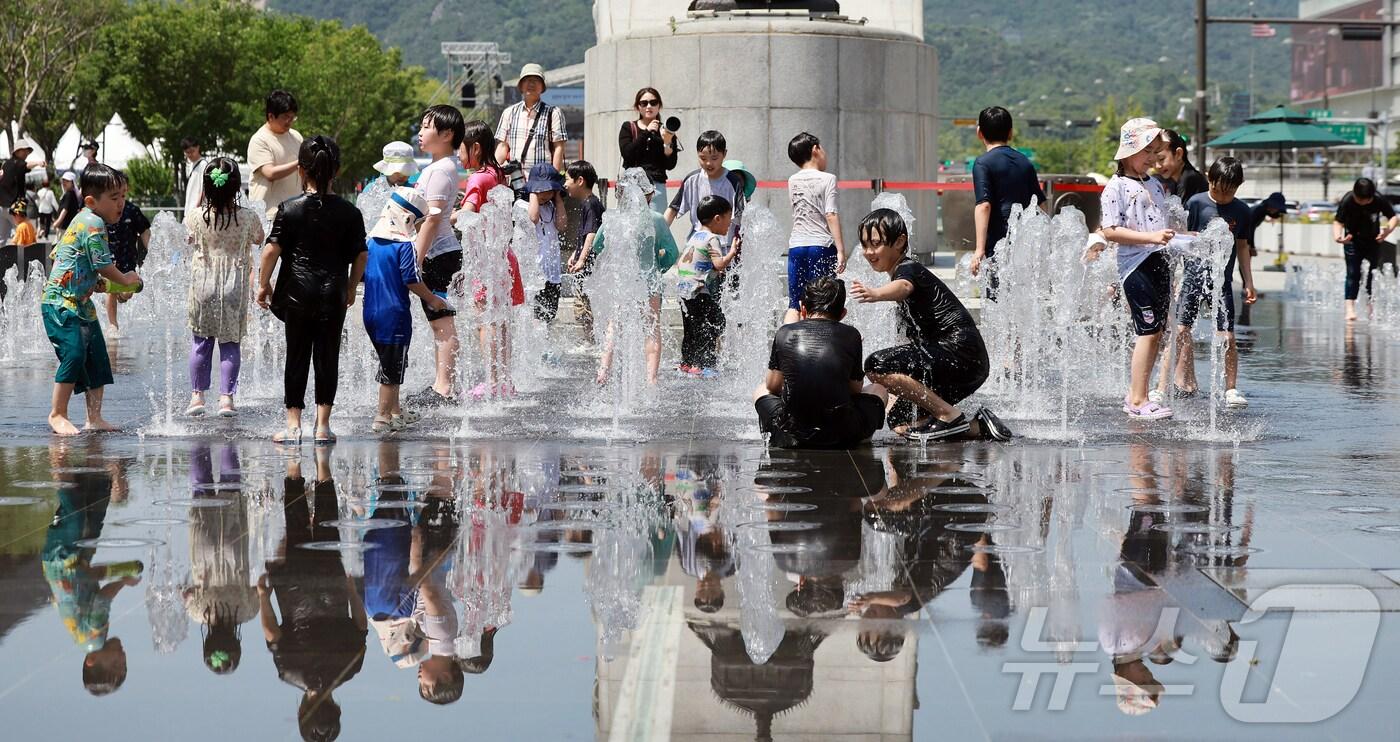 서울의 낮 최고기온이 28도를 기록하는 등 초여름 날씨를 보인 6일 오후 서울 종로구 광화문광장 분수대를 찾은 어린이들이 더위를 식히고 있다. 2025.6.6/뉴스1 ⓒ News1 김진환 기자