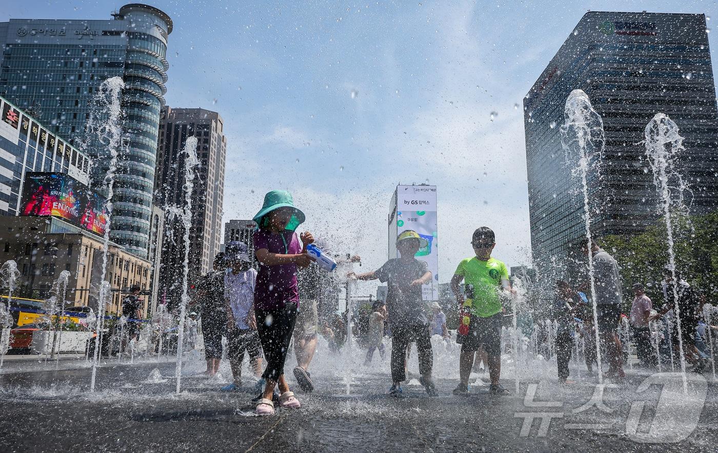 서울의 낮 최고기온이 28도를 기록하는 등 초여름 날씨를 보인 6일 오후 서울 종로구 광화문광장 분수대를 찾은 어린이들이 더위를 식히고 있다. 2025.6.6/뉴스1 ⓒ News1 김진환 기자