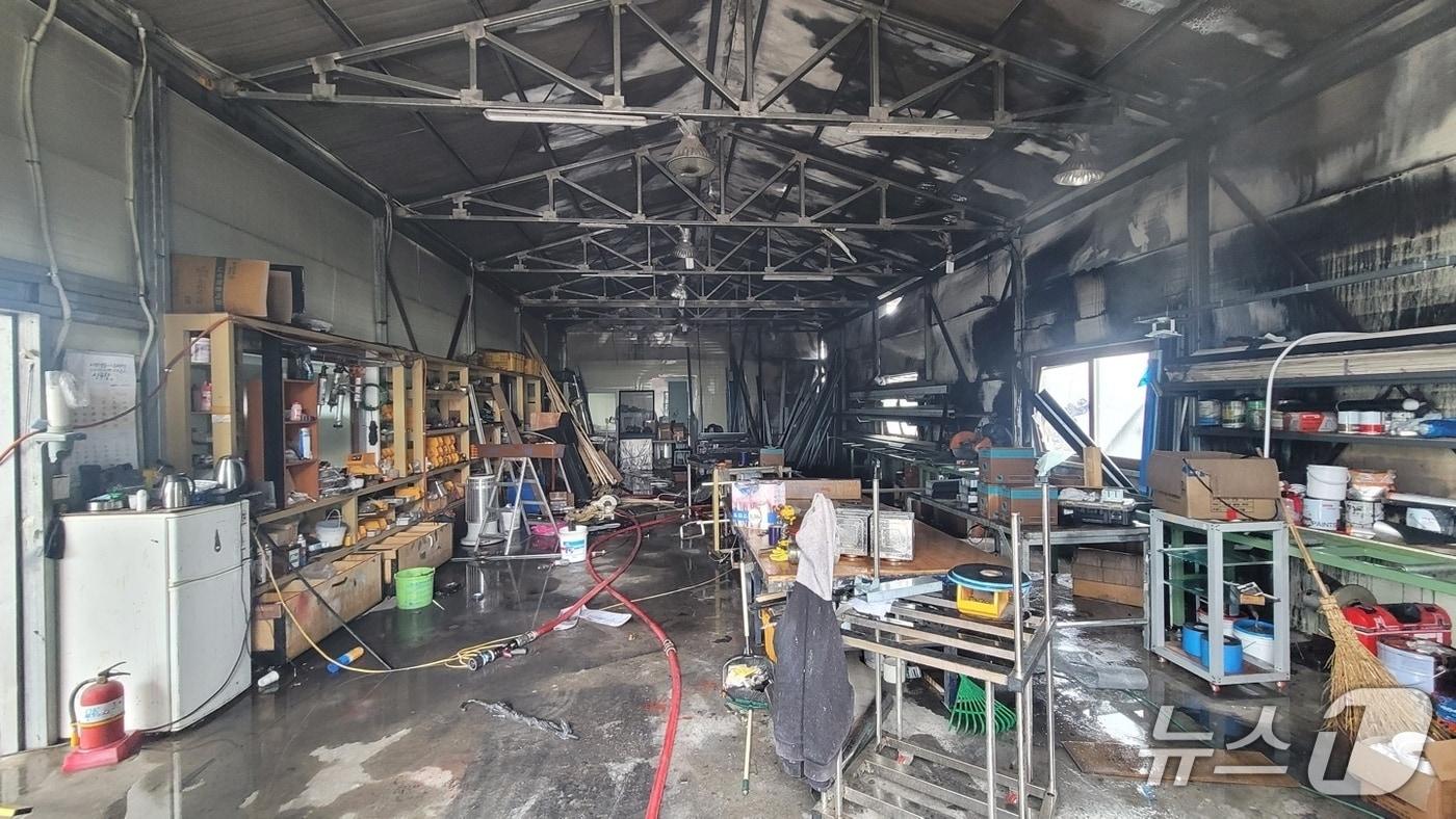 6일 제주시 창호 제작 공장 화재 현장.(제주소방안전본부 제공. 재판매 및 DB 금지)