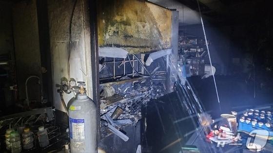 본문 이미지 - 한국과학기술원(KAIST) 생명화학공학동 실험실 폭발 사고 현장. (대전유성소방서 제공, 재판매 및 DB금지) / 뉴스1