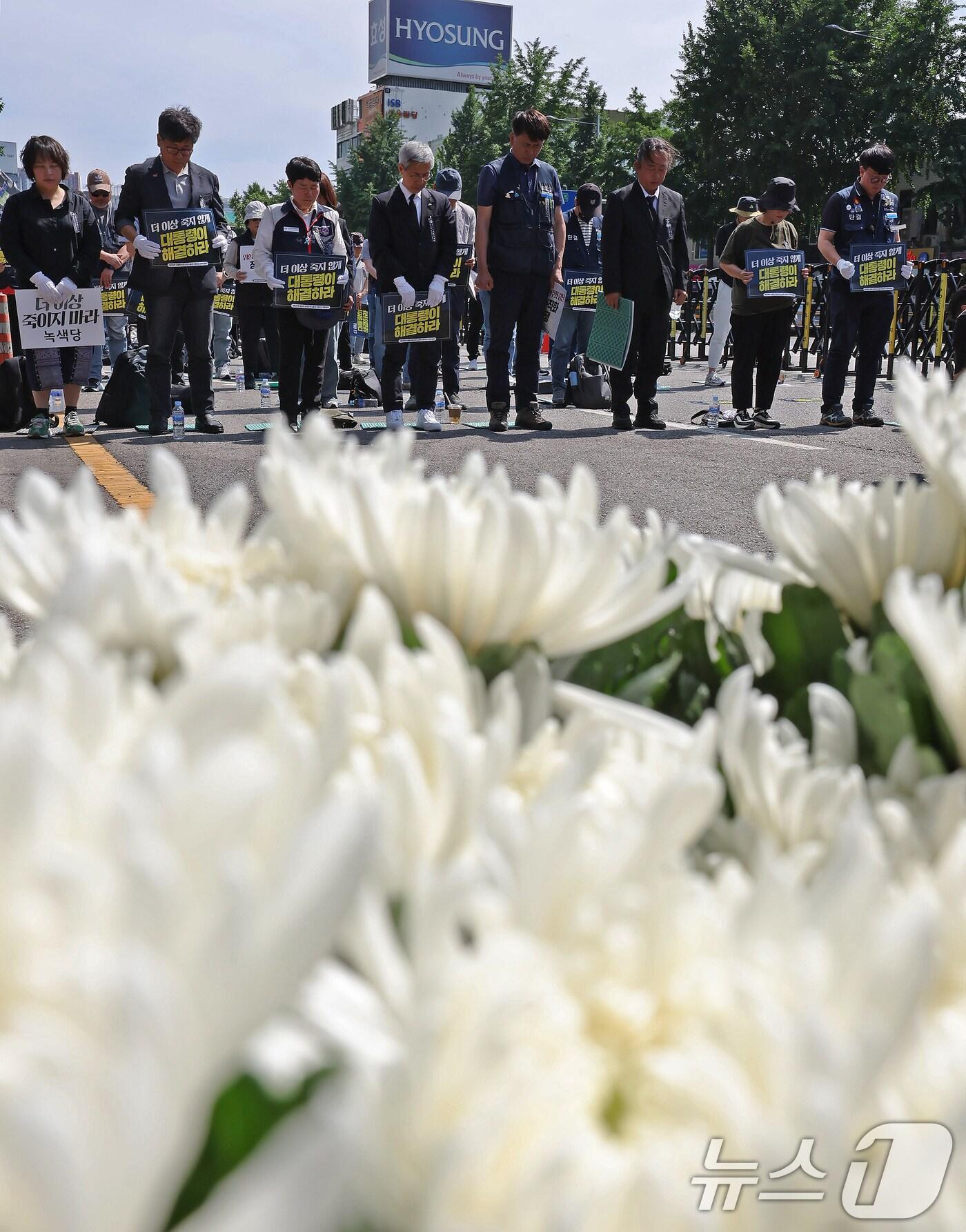 본문 이미지 - 태안화력 김충현 비정규직 노동자 사망사고 대책위원회 구성원들이 6일 오후 서울 용산구 서울역 앞 한강대로에서 열린 추모문화제에서 고인을 추모하며 묵념하고 있다. 2025.6.6/뉴스1 ⓒ News1 장수영 기자