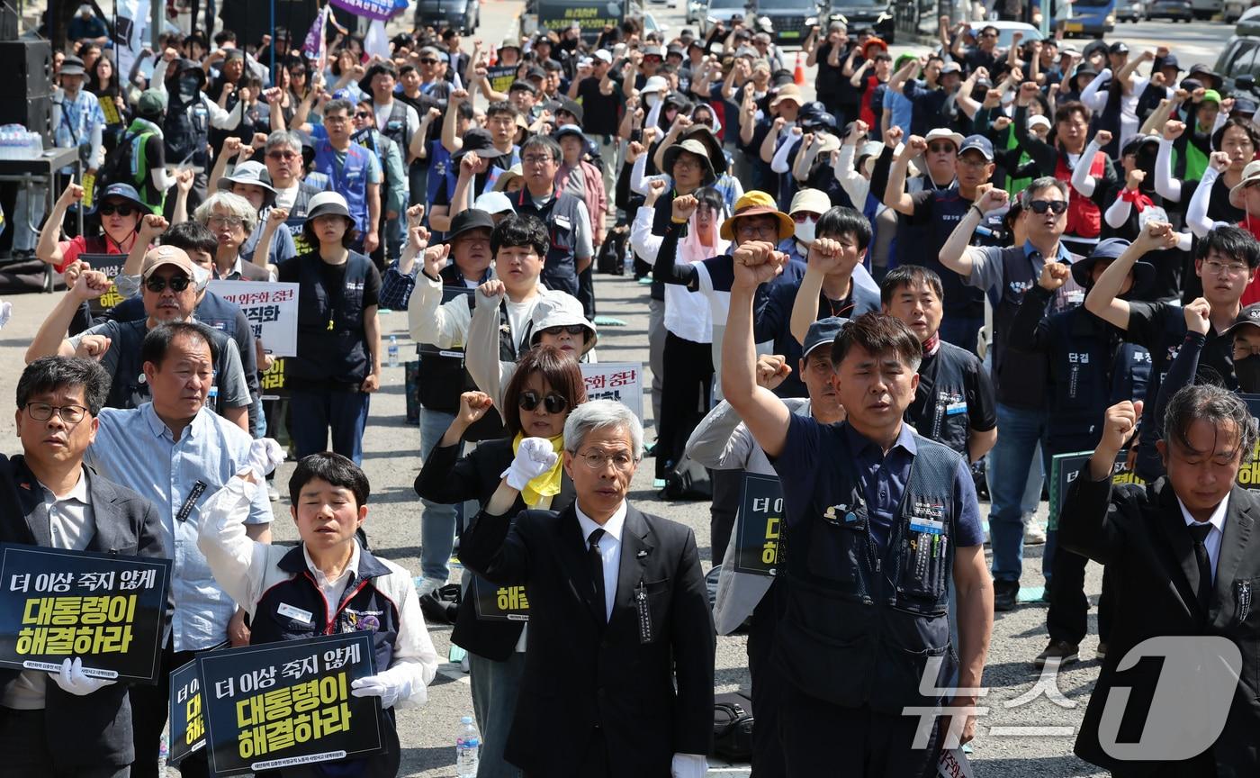 태안화력 김충현 비정규직 노동자 사망사고 대책위원회 구성원들이 6일 오후 서울 용산구 서울역 앞 한강대로에서 열린 추모문화제에서 임을 위한 행진곡을 부르고 있다. 2025.6.6/뉴스1 ⓒ News1 장수영 기자