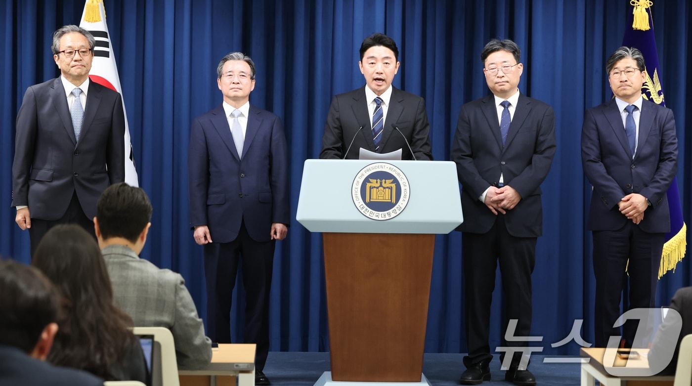 강훈식 대통령 비서실장이 6일 서울 용산구 대통령실 청사에서 대통령실 조직개편안 및 1차 인선 발표를 하고 있다. 왼쪽부터 문진영 사회수석, 김용범 정책실장, 강 비서실장, 하준경 경제성장수석, 류덕현 수석급 재정기획보좌관. 2025.6.6/뉴스1 ⓒ News1 허경 기자