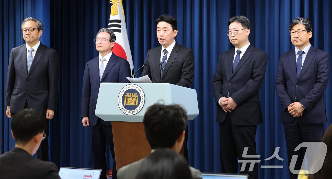 강훈식 대통령 비서실장이 6일 서울 용산구 대통령실 청사에서 수석비서관 인선 발표 하고 있다. 왼쪽부터 문진영 사회수석, 김용범 정책실장, 강 비서실장, 하준경 경제성장수석, 류덕현 수석급 재정기획보좌관. 2025.6.6/뉴스1 ⓒ News1 허경 기자