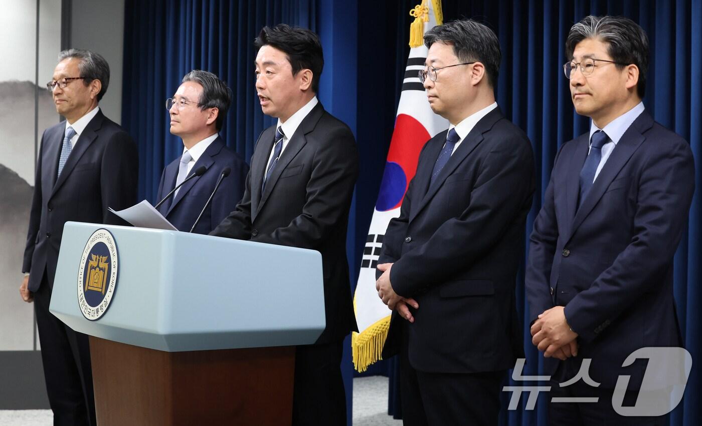 강훈식 대통령 비서실장이 6일 서울 용산구 대통령실 청사에서 수석비서관 인선 발표을 하고 있다. 왼쪽부터 문진영 사회수석, 김용범 정책실장, 강 비서실장, 하준경 경제성장수석, 류덕현 수석급 재정기획보좌관. 2025.6.6/뉴스1 ⓒ News1 허경 기자