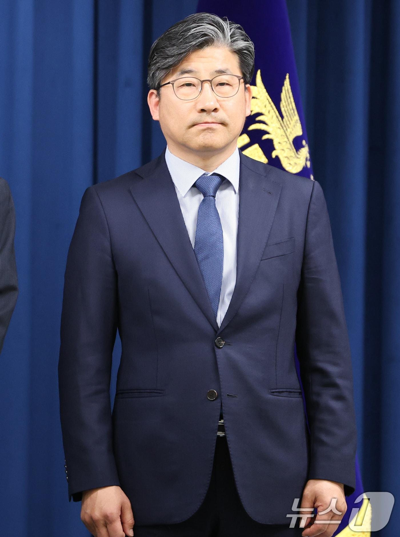 본문 이미지 - 대통령실 수석급 재정기획보좌관으로 임명된 류덕현 중앙대 교수가 6일 서울 용산구 대통령실 청사에서 열린 수석비서관 인선 발표에 참석해 있다. 2025.6.6/뉴스1 ⓒ News1 허경 기자