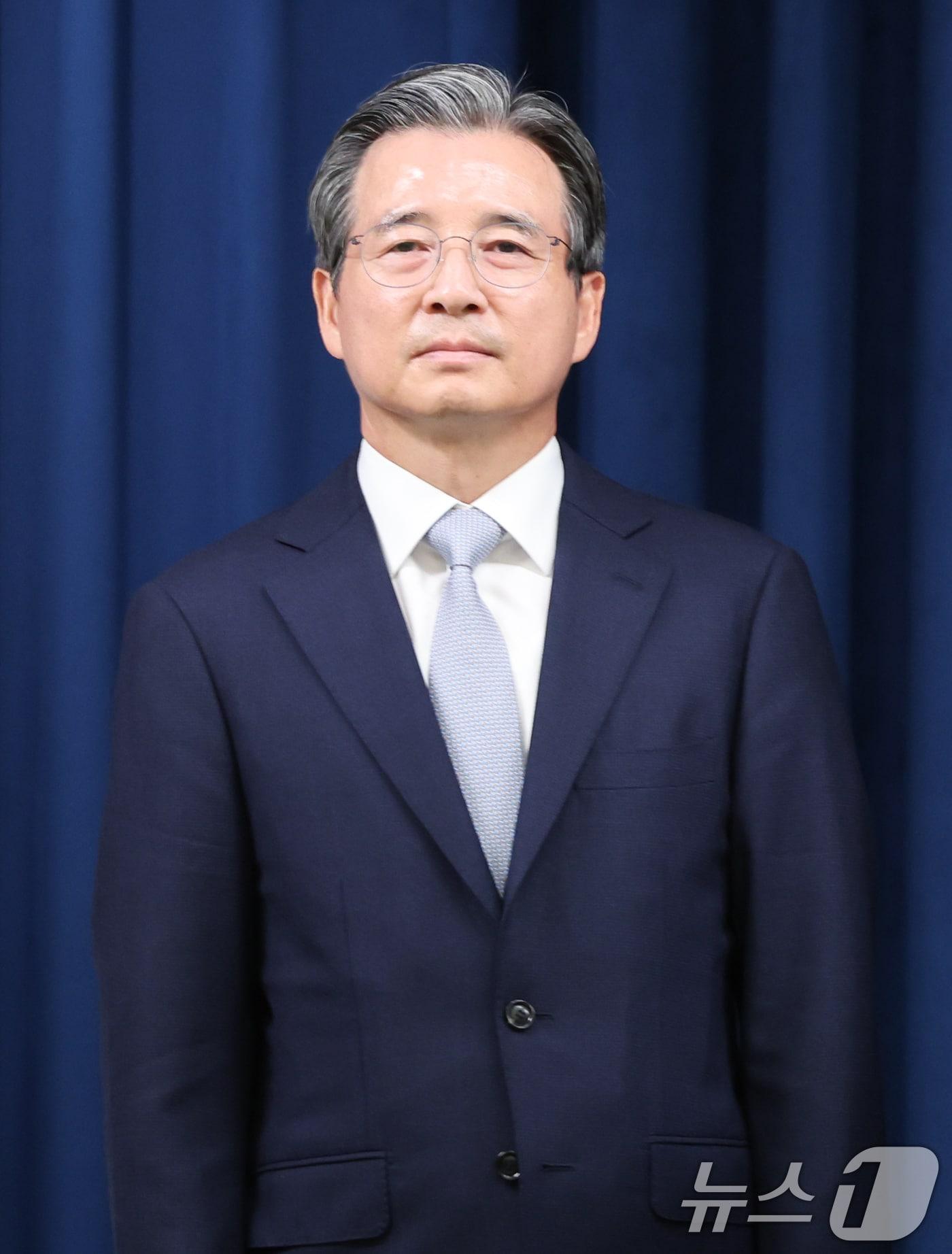 본문 이미지 - 대통령실 정책실장으로 임명된 김용범 전 기획재정부 1차관이 6일 서울 용산구 대통령실 청사에서 열린 수석비서관 인선 발표에 참석해 있다. 2025.6.6/뉴스1 ⓒ News1 허경 기자