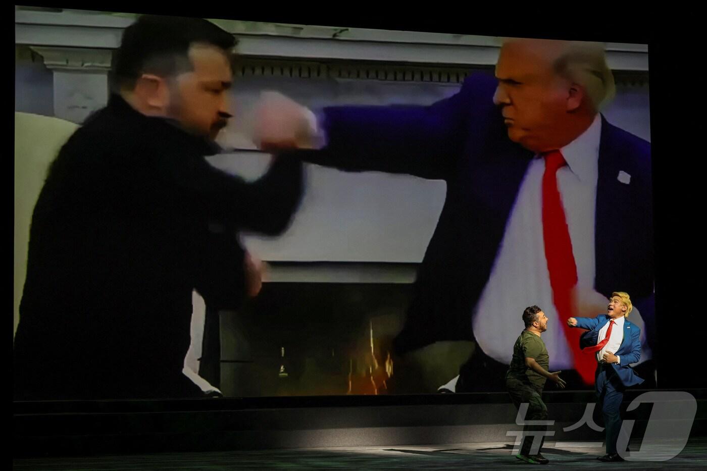 5일 홍콩에서 상연된 풍자 오페라 '트럼프, 쌍둥이 대통령'에서 도널드 트럼프 미국 대통령과 볼로디미르 젤렌스키 우크라이나 대통령 역 배우들이 싸우고 있다. 2025.06.05. ⓒ 로이터=뉴스1 ⓒ News1 이지예 객원기자