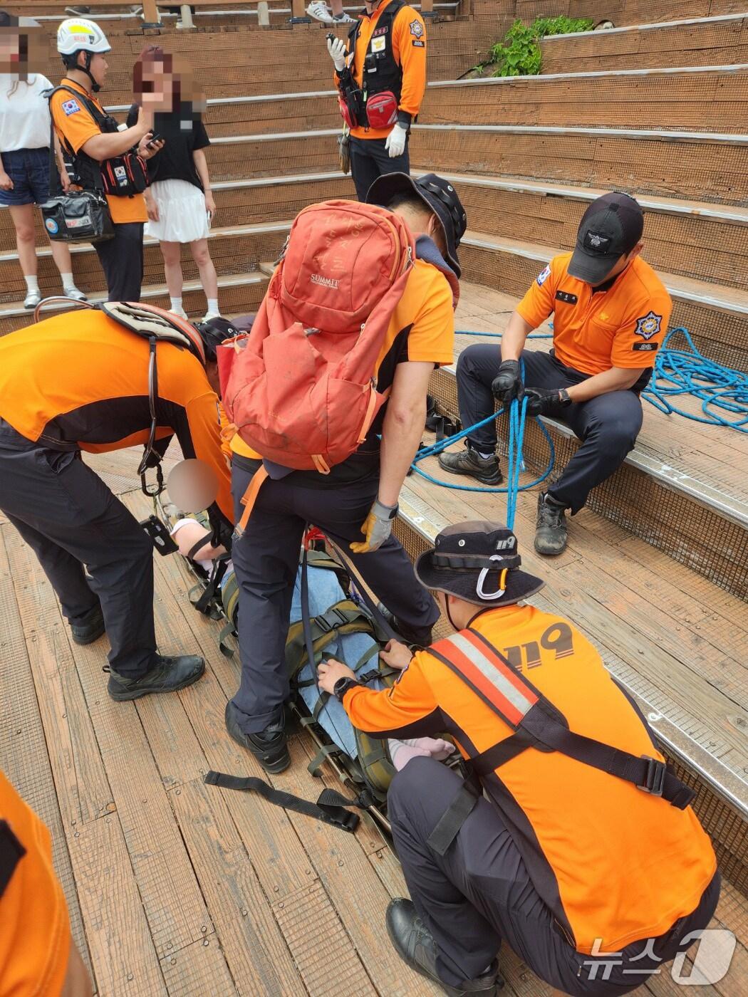 본문 이미지 - 6일 오후 제주 성산일출봉 정상에서 소방대원들이 급성뇌경색으로 쓰러진 관광객을 구조하고 있다.(제주소방안전본부 제공. 재판매 및 DB 금지)