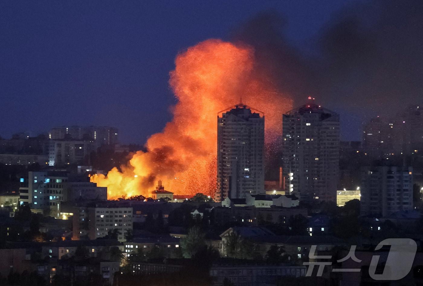 6일&#40;현지시간&#41; 우크라이나 수도 키이우에서 러시아의 드론 공격으로 인한 불길이 치솟고 있다. 2025.06.06. ⓒ 로이터=뉴스1 ⓒ News1 이지예 객원기자