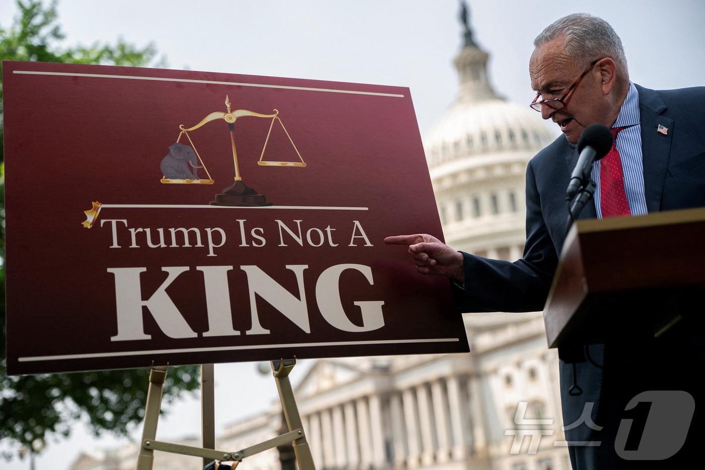 척 슈머 미국 민주당 상원 원내대표가 지난 5일(현지시간) 워싱턴 국회의사당에서 도널드 트럼프 대통령의 감세안 관련 기자회견을 하는 도중에 '트럼프는 왕이 아니다'라고 적힌 패널을 손가락으로 가리키고 있다. 2025.06.05 ⓒ 로이터=뉴스1 ⓒ News1 최종일 선임기자