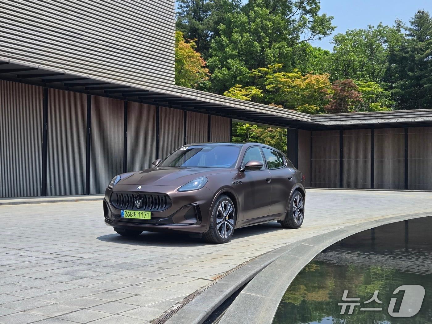 본문 이미지 - 지난달 25일 경기 가평에서 촬영한 마세라티 중형 전기 스포츠유틸리티차(SUV) '그레칼레 폴고레'. 2025.05.27/뉴스1 김성식 기자