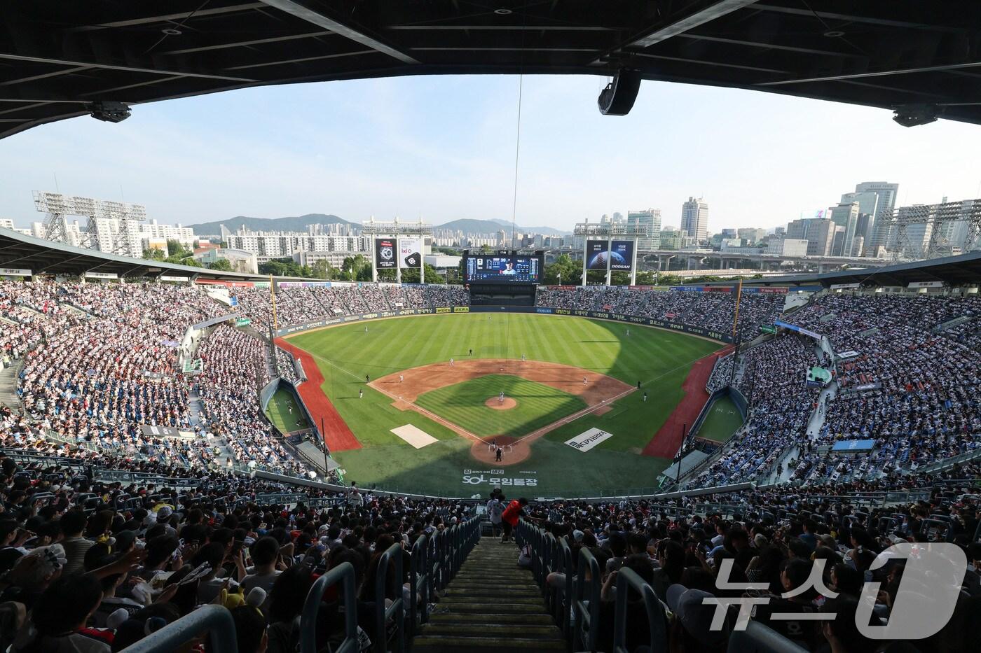 현충일인 6일 서울 송파구 잠실야구장에서 프로야구 신한솔뱅크 KBO리그 두산과 롯데의 경기가 만원관중 속에 열리고 있다. 2025.6.6/뉴스1 ⓒ News1 박세연 기자