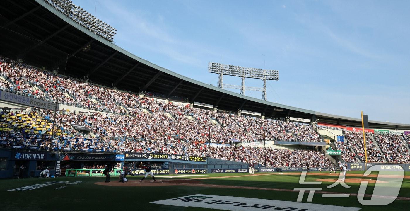 현충일인 6일 서울 송파구 잠실야구장에서 프로야구 신한솔뱅크 KBO리그 두산과 롯데의 경기가 만원관중 속에 열리고 있다. 2025.6.6/뉴스1 ⓒ News1 박세연 기자