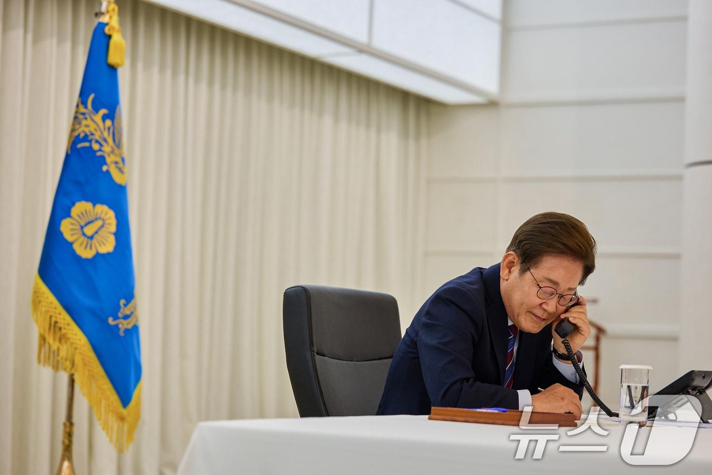 본문 이미지 - 이재명 대통령이 지난해 6월 한남동 관저에서 도널드 트럼프 미국 대통령과 전화 통화를 하고 있다. (대통령실 제공. 재판매 및 DB 금지) 2025.6.6 ⓒ 뉴스1 허경 기자