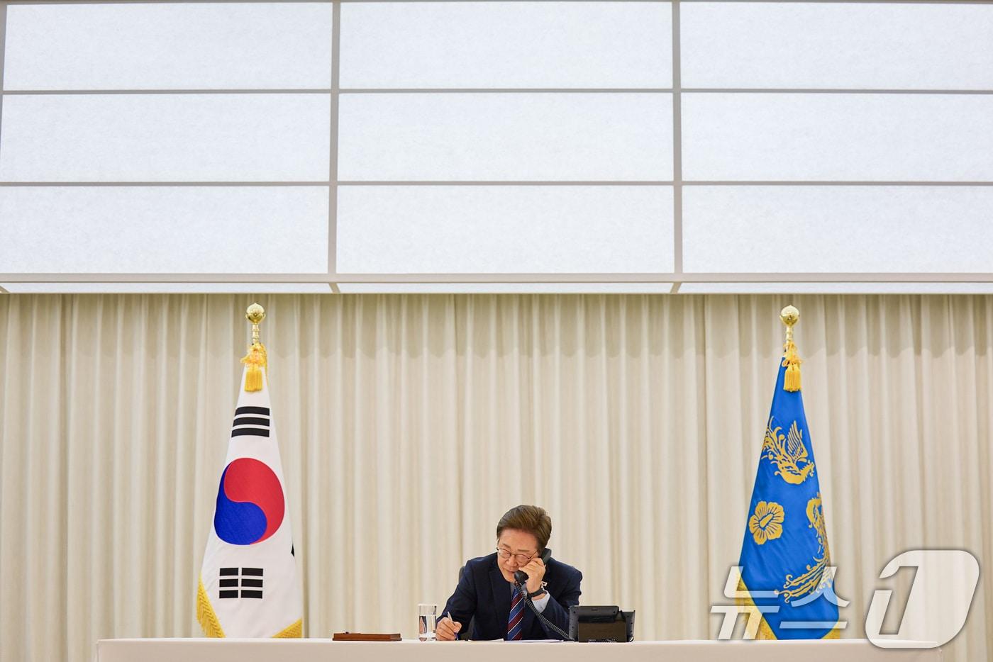 이재명 대통령이 6일 한남동 관저에서 도널드 트럼프 미국 대통령과 전화 통화를 하고 있다. (대통령실 제공. 재판매 및 DB 금지) 2025.6.6/뉴스1 ⓒ News1 허경 기자