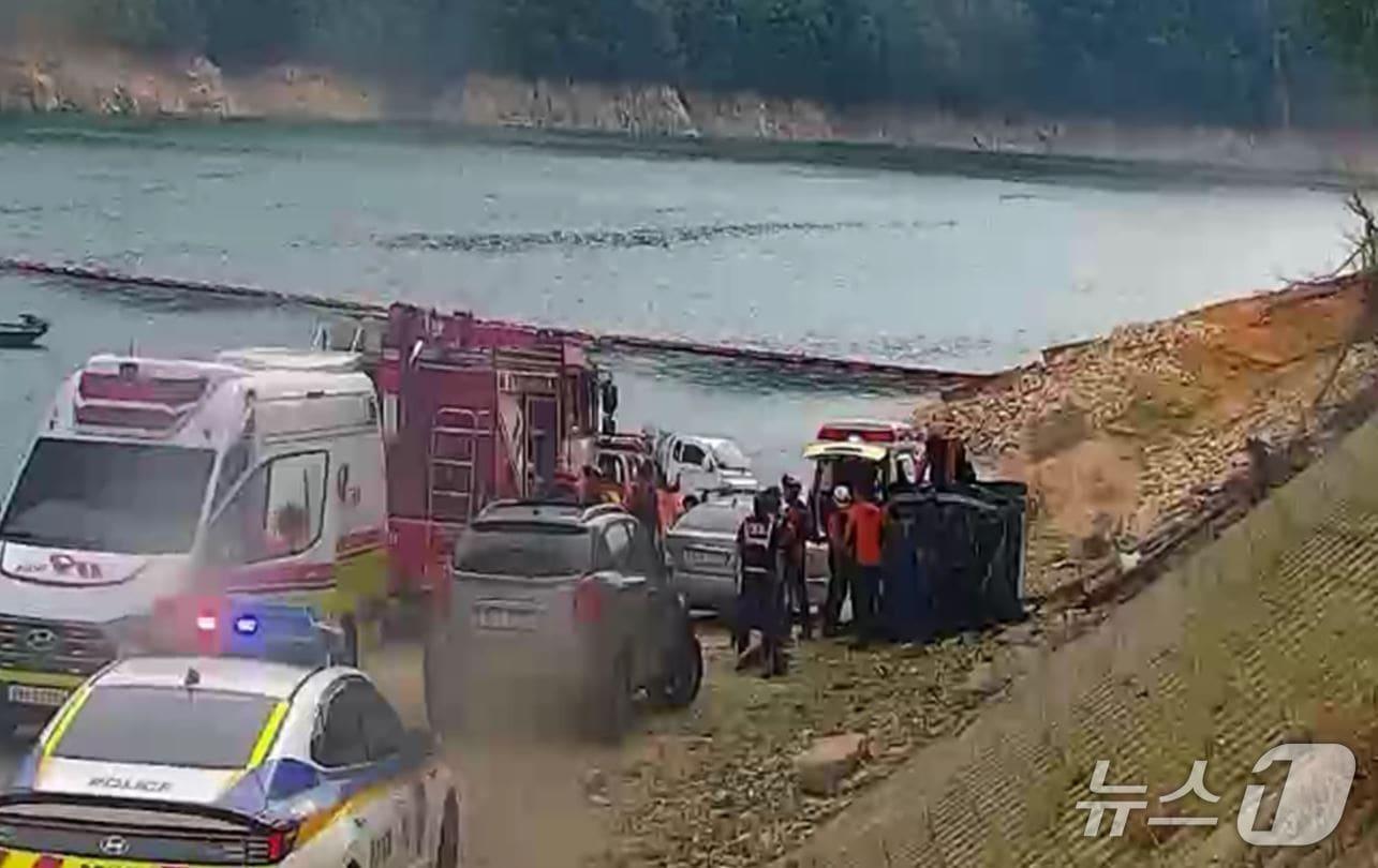 본문 이미지 - 6일 오후 3시 41분쯤 경북 안동시 예안면 주진리 주진교 인근에서 포터 차량이 30여m 다리아래로 추락하는 사고가 발생했다.(경북소방본부 제공) /뉴스1