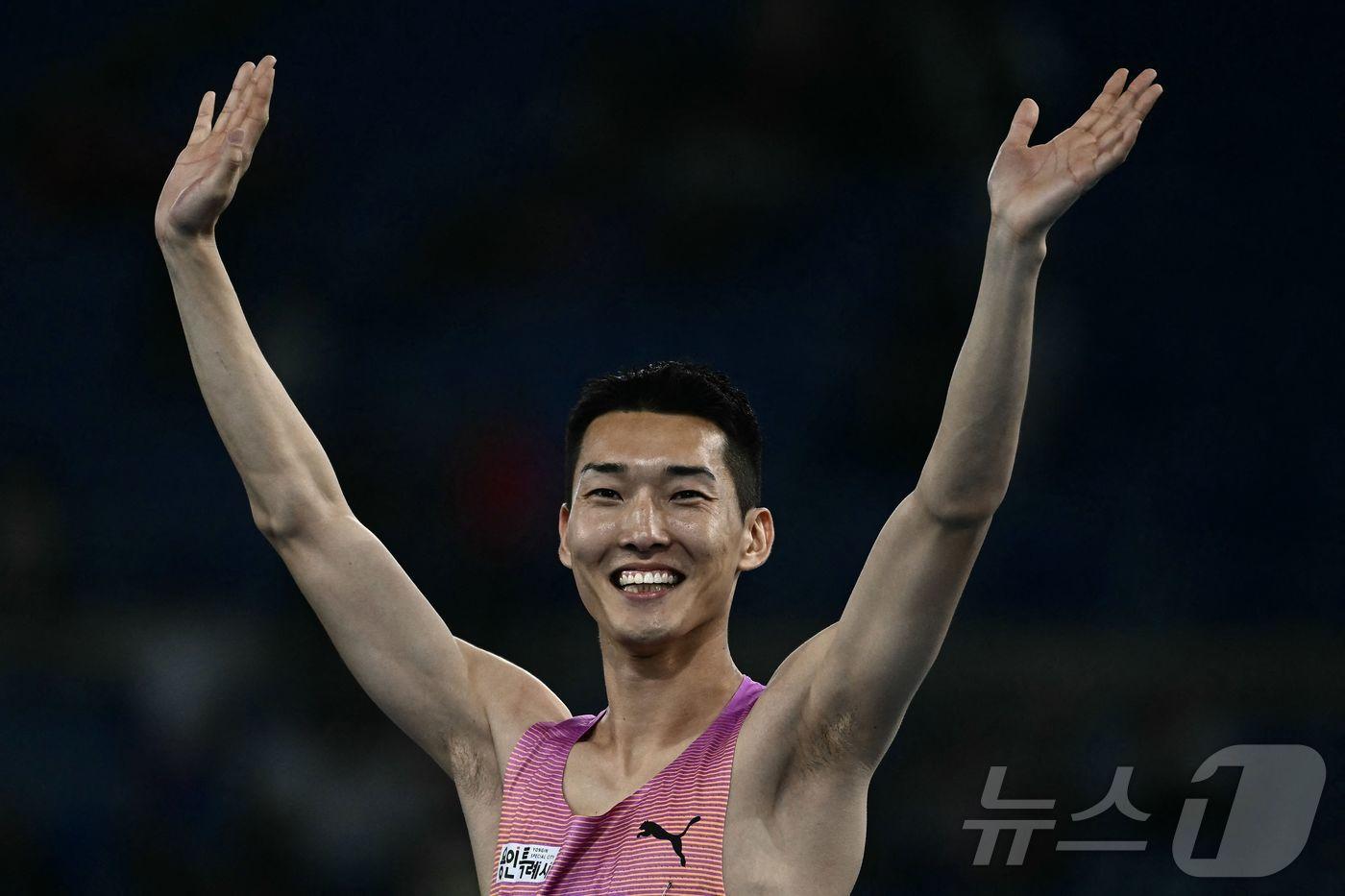 우상혁이 7일&#40;한국시간&#41; 열린 로마 다이아몬드리그 남자 높이뛰기에서 우승한 뒤 두 팔을 번쩍 들며 기뻐하고 있다. ⓒ AFP=뉴스1