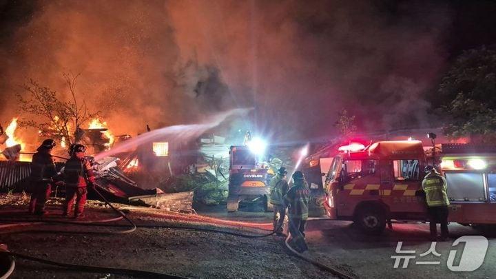 본문 이미지 - 금산 제재소 화재.(금산소방서 제공. 재판매 및 DB금지)