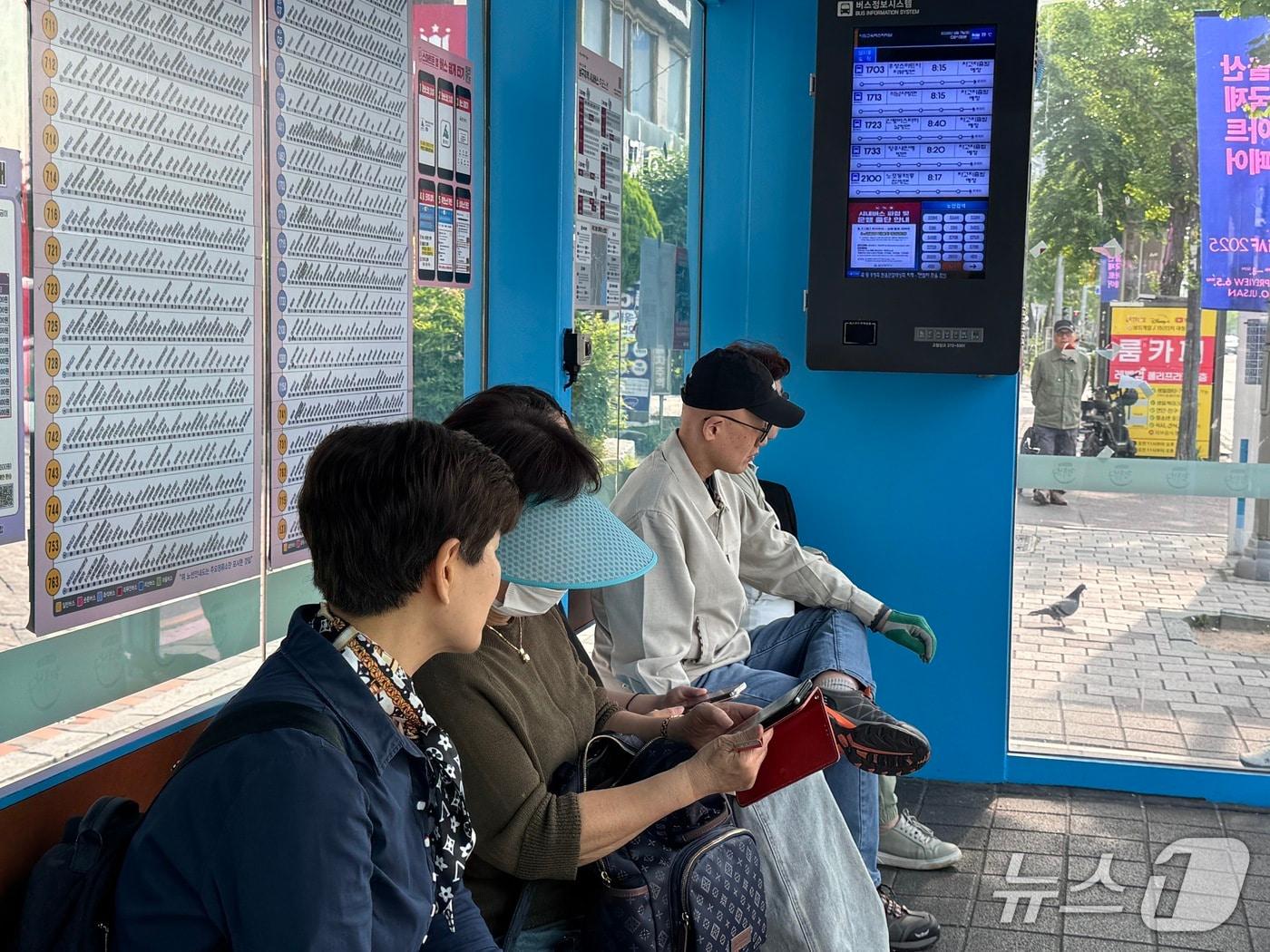 본문 이미지 - 울산 시내버스 파업이 시작된 7일 오전 7시 시민들이 울산 남구 시외고속버스터미널 정류장에서 버스를 기다리고 있다.2025.6.7./뉴스1 김세은 기자