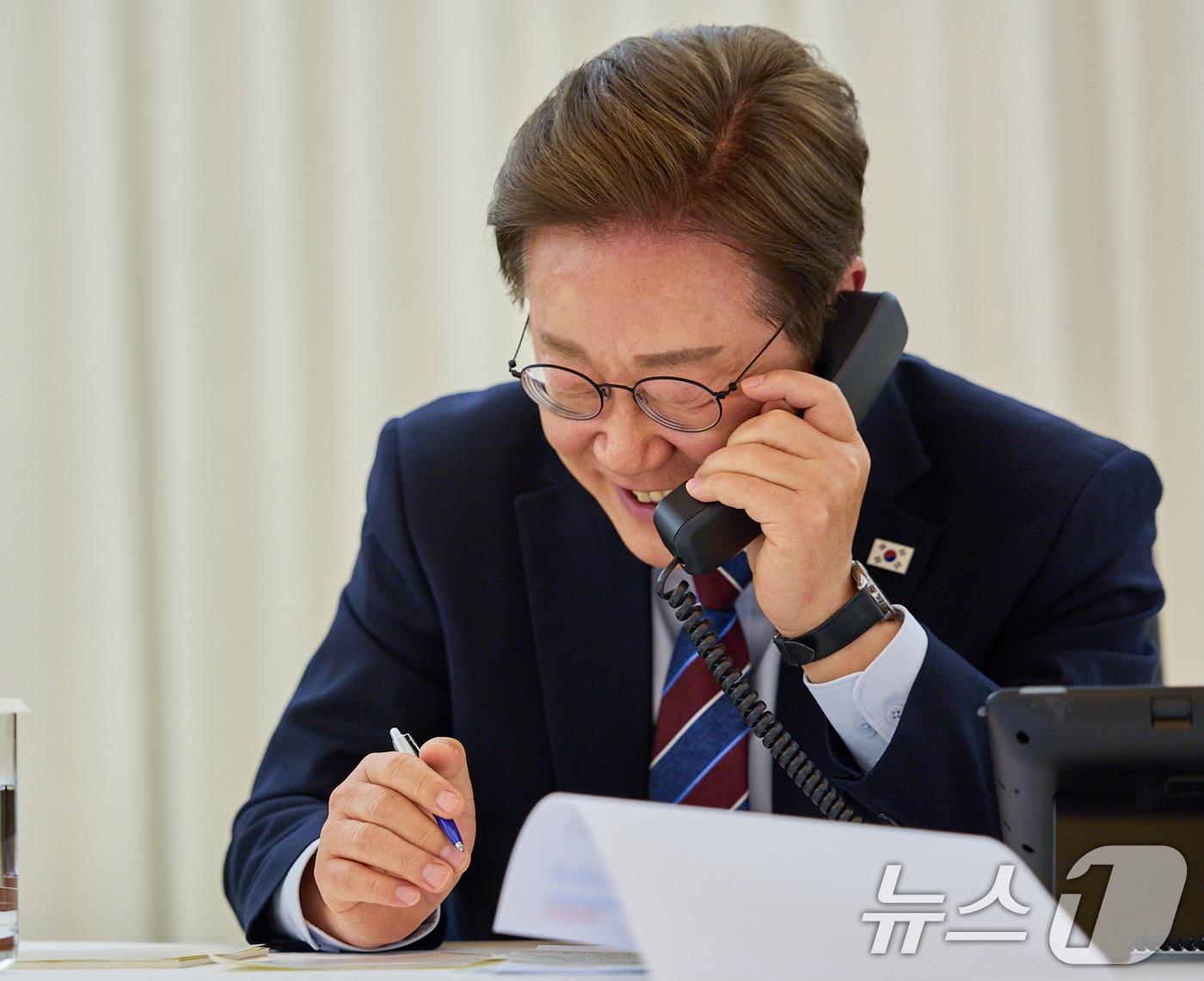 본문 이미지 - 이재명 대통령이 6일 대통령실 관저에서 도널드 트럼프 미국 대통령과 전화 통화를 하고 있다. &#40;대통령실 제공. 재판매 및 DB 금지&#41; 2025.6.6/뉴스1 ⓒ News1 허경 기자