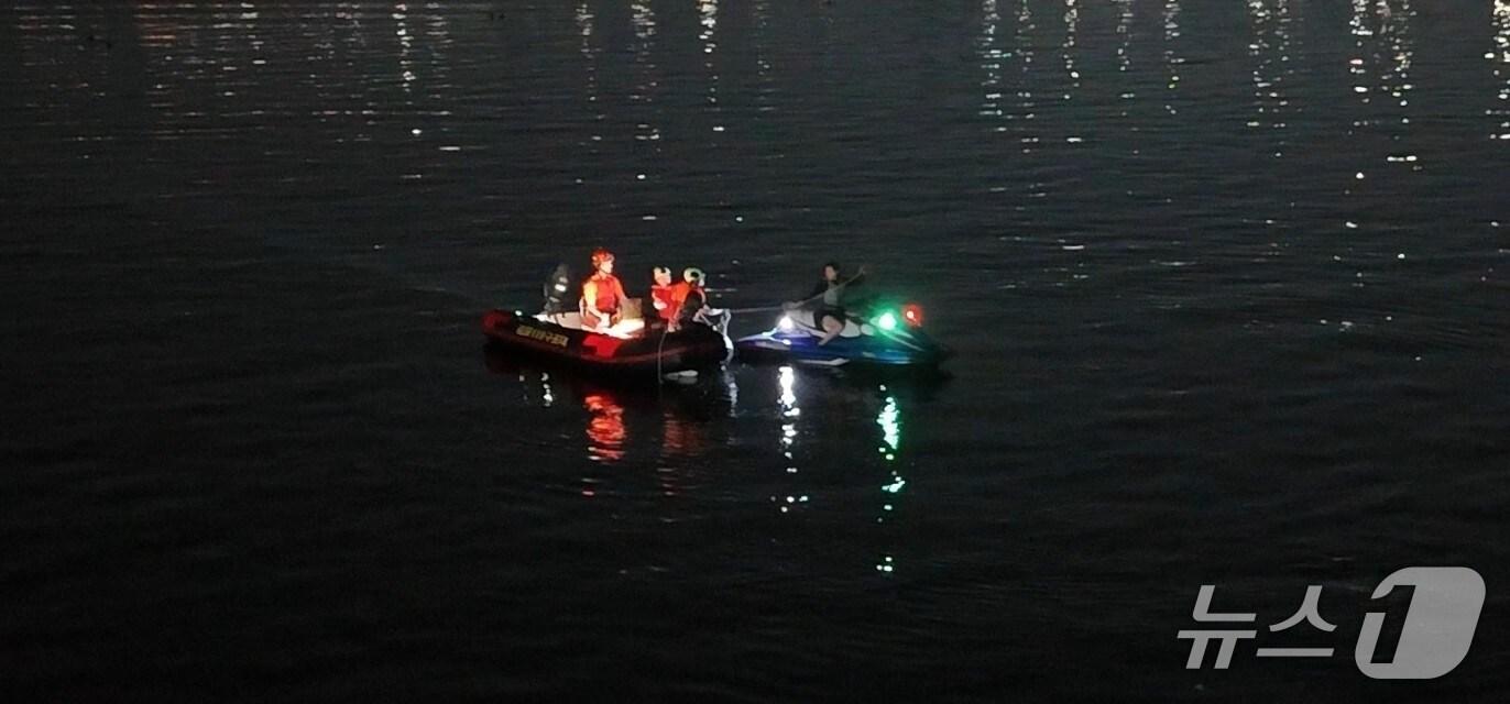 본문 이미지 - 지난 6일 오후 7시 55분쯤 행주대교와 김포대교 사이에 제트스키가 떠내려가고 있다는 신고가 접수됐다.(김포소방서 제공. 재배포 및 DB금지)2025.6.7/뉴스1