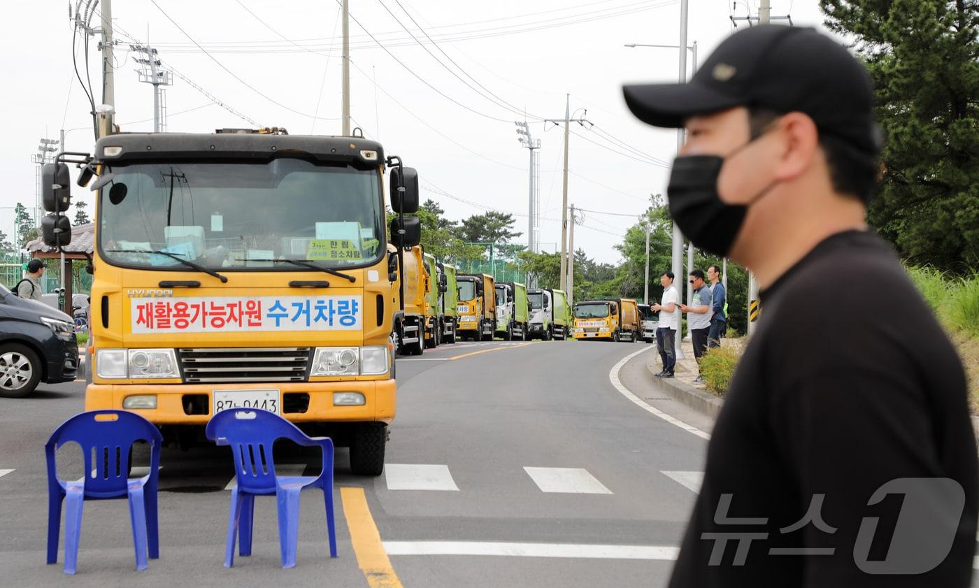 7일 오전 제주시 구좌읍 동복리 제주환경자원순환센터 진입로에 가연성 쓰레기 봉투를 실은 수거차량들이 줄지어 서 있다. 현재 이 지역 주민들은 제주특별자치도에 센터 설립 당시 약속한 농경지 폐열지원사업 또는 대체 사업을 추진해 달라며 이날 오전 8시부터 센터 진입로를 가로막고 있다. 도는 관련 공문서나 회의록에서 해당 약속이 확인되지 않았다는 입장이다. 2025.6.7/뉴스1 ⓒ News1 오미란 기자