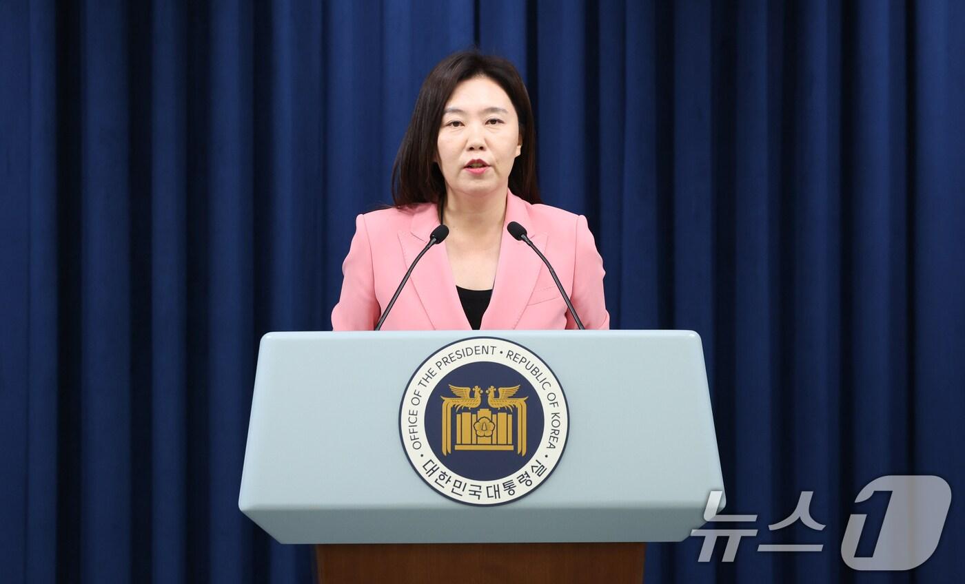 강유정 대통령실 대변인이 7일 서울 용산구 대통령실 청사에서 한미정상 통화 관련 브리핑을 하고 있다. 2025.6.7/뉴스1 ⓒ News1 허경 기자