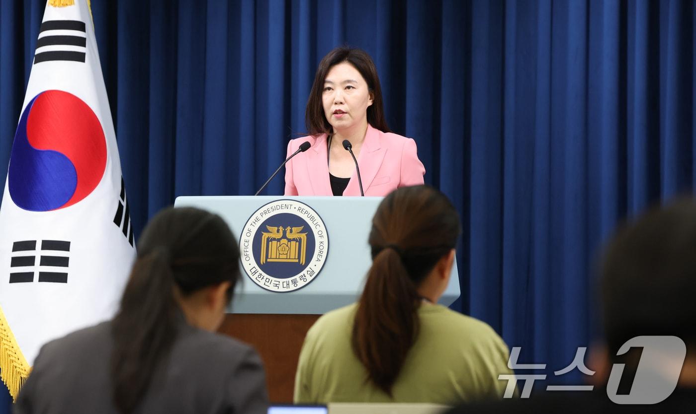 강유정 대통령실 대변인이 7일 서울 용산구 대통령실 청사에서 주요 7개국&#40;G7&#41; 정상회의 관련 브리핑을 하고 있다. 이재명 대통령은 오는 15~17일 캐나다에서 열리는 주요 7개국&#40;G7&#41; 정상회의에 초청받아 참석하기로 했다. 2025.6.7/뉴스1 ⓒ News1 허경 기자