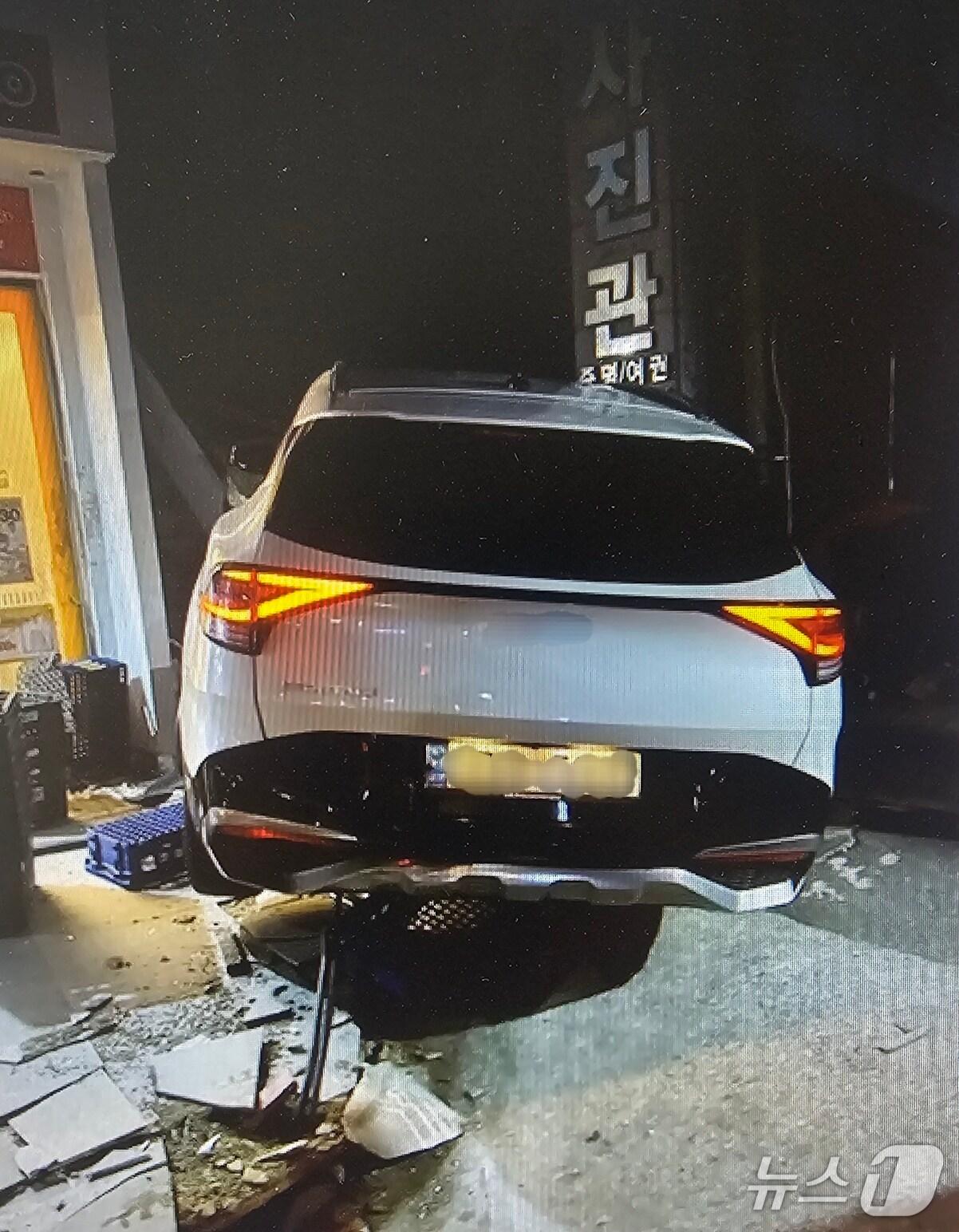 본문 이미지 - 6일 오후 11시 13분쯤 거제시 고현동의 한 교차로에서 60대 여성 운전자가 몰던 스포티지 스포츠유틸리티차량(SUV)이 오토바이를 추돌한 후 인도로 돌진해 10대 여성 보행자가 숨지고 20대 오토바이 운전자와 보행자가 부상을 입었다. 사진은 사고 현장 모습.(독자 제공. 재판매 및 DB금지)