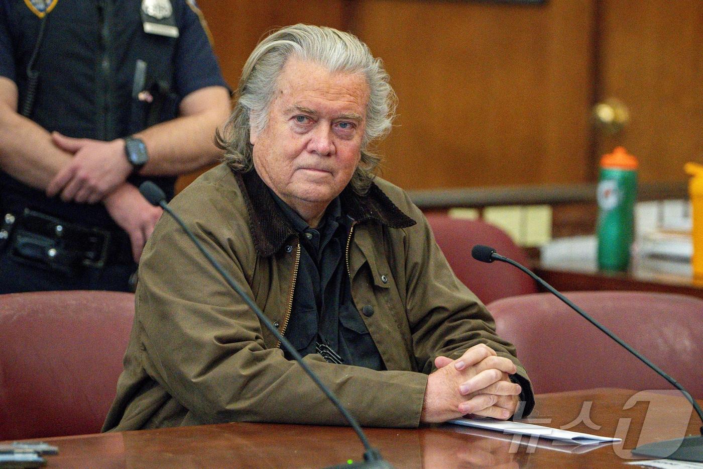 도널드 트럼프 미국 대통령의 책사였던 극우 논객 스티브 배넌이 2월 11일 뉴욕시의 뉴욕 형사 법원에서 국경 장벽 건설을 위한 모금 활동과 관련된 사기 사건에 관한 청문회에 참석해 있다. 2025.2.11 ⓒ 로이터=뉴스1 ⓒ News1 강민경 기자